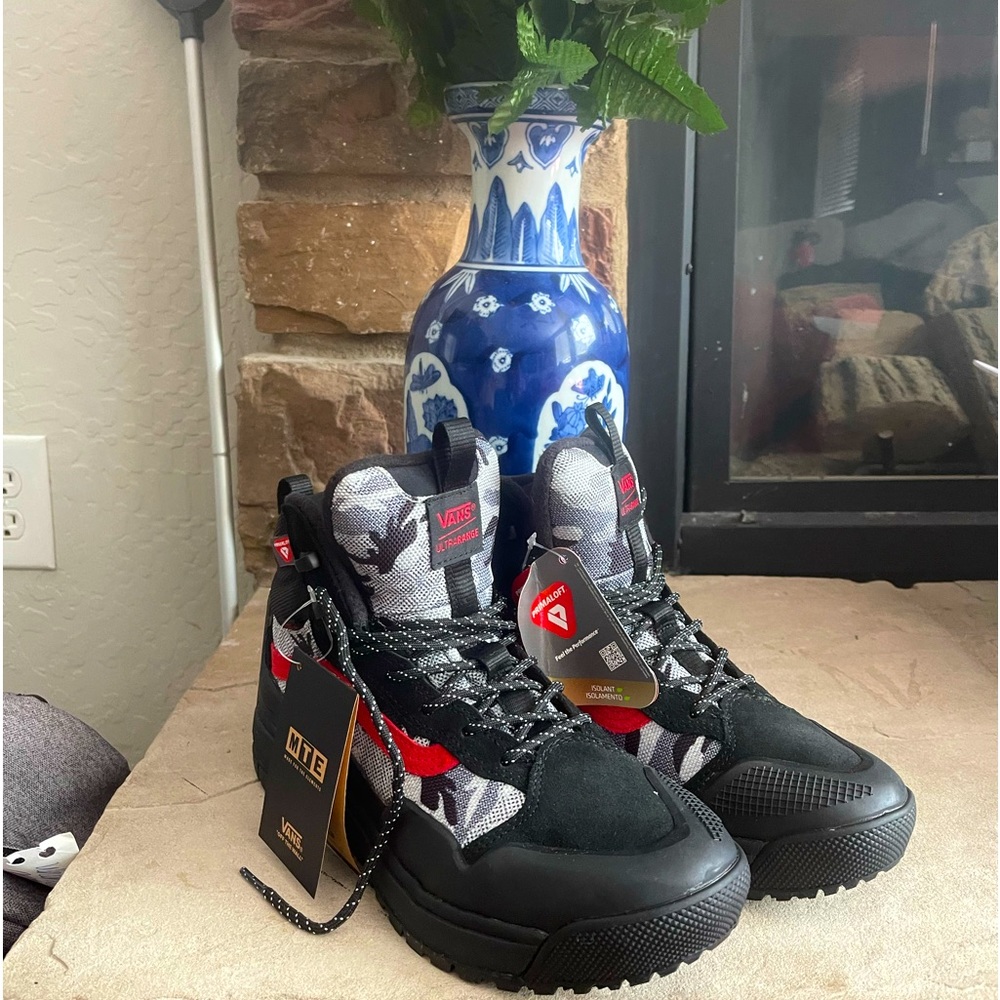 VAN’s EXO ARCTIC CAMO HIGH TOP BOOTS 8.5